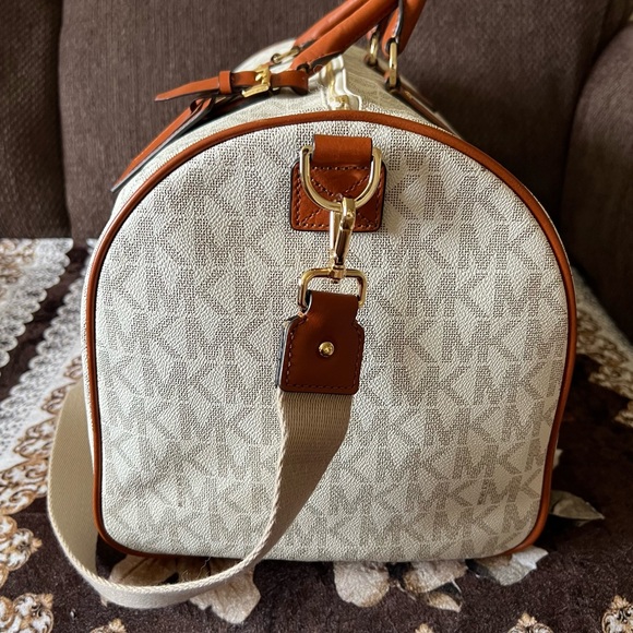 MICHAEL KORS Jet Set Large Vanilla Adjustable Strap Weekender Duffle Bag NWT - Picture 5 of 15